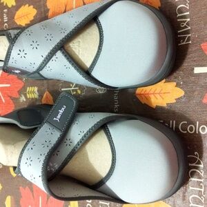 NWT Comfortable Walking Shoes JAMBU with Dust Bags